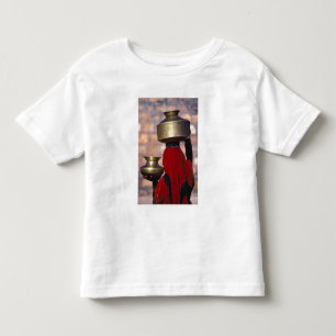 T-shirt Ásia, Índia, Rajastão. Uma mulher local de vermelh