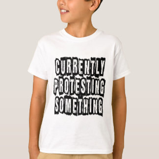 T-shirt Atualmente protestando algo