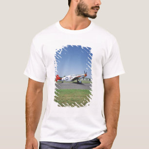 T-shirt Avião vermelho da cauda de P-51 C Tuskegee no ar