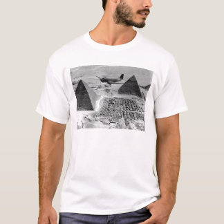 T-shirt Aviões de Transporte da WWII Voando sobre Pirâmide