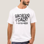T-shirt básico em andamento do despedida de<br><div class="desc">Equipe todas as caras em seu despedida de solteiro com este t-shirt do despedida de solteiro que caracteriza um vidro de martini e o lê,  "despedida de solteiro em andamento" em um divertimento,  pia batismal retro.</div>
