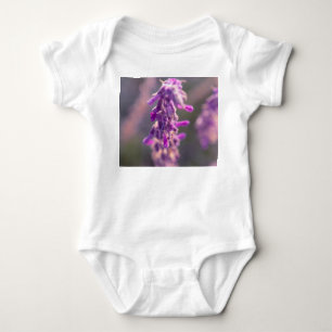 T-shirt Bebê roxo Onsie da flor da lavanda das belas arte