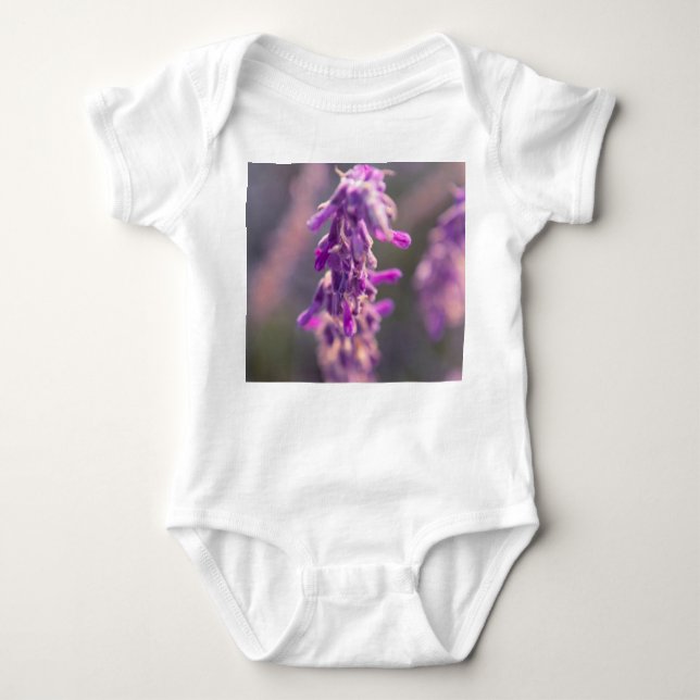 T-shirt Bebê roxo Onsie da flor da lavanda das belas artes (Frente)