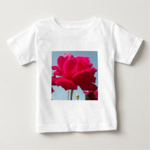 T-shirt Bela Rosa Celestial Encantadora Vermelha Contra o 