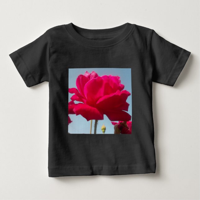 T-shirt Belo Rosa Celestial Vermelho Belo Contra Azul (Frente)