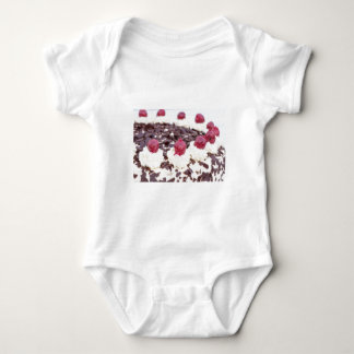 T-shirt Bolo da Floresta Negra em detalhes com fundo branc