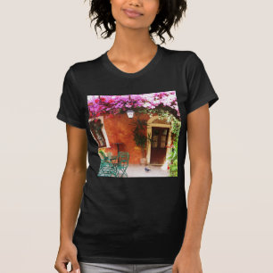 T-shirt Bougainvillea que cresce fora de uma casa,