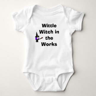 T-shirt Bruxa de Wittle nos trabalhos