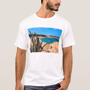 T-shirt Cacto na cume rochosa sobre o Sandy Beach