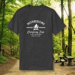 T-shirt Campanha de Reunião da Família Retro Divertida Tri<br><div class="desc">Camp em estilo com esta camisa personalizada com um logotipo branco da fogueira e seu nome. Personalize ainda mais com 3 linhas de texto personalizado - adicione "Reunião Familiar, Viagem Familiar, Viagem de Campo, localização, data etc. (ou exclua texto). Perfeito para reuniões familiares, visitas de acampamento ou caminhada, um fim...</div>