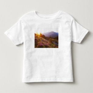 T-shirt Campo de lupino e Montanhas Olímpicas em