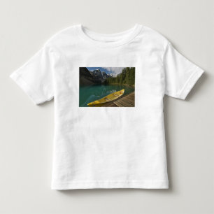 T-shirt Canoé estacionada em uma doca ao longo do Lago Mo