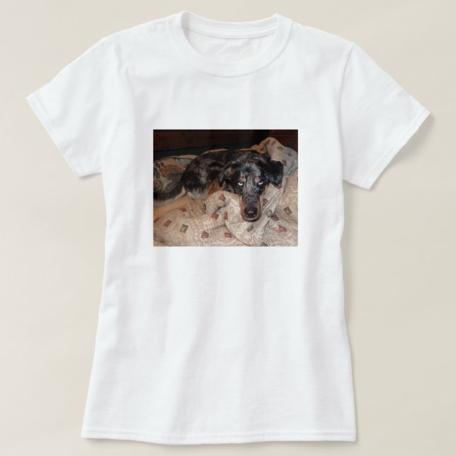 T-shirt Cão do leopardo de Catahoula que Snoozing (Frente do Design)