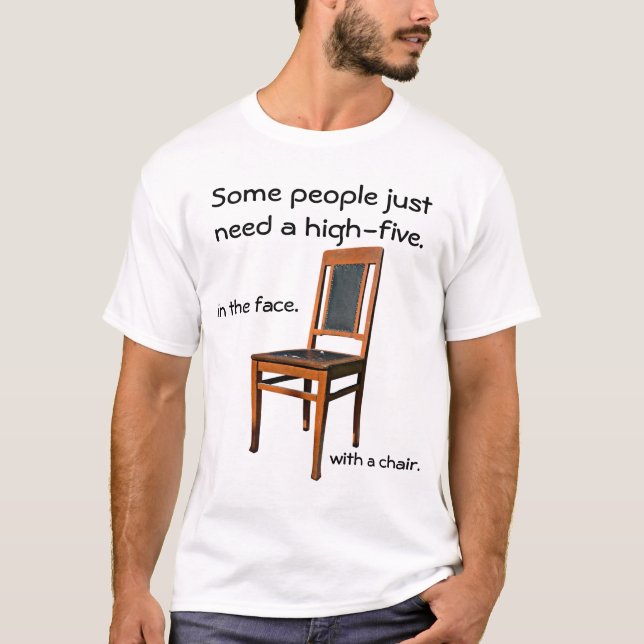 T-shirt Cara cinco com uma cadeira (Frente)