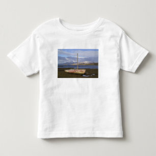 T-shirt Castelo Stalker com barco de pesca em primeiro pla
