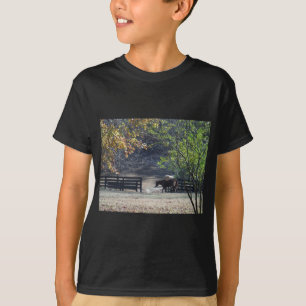 T-shirt Cavalo Marrom atravessando Cerca