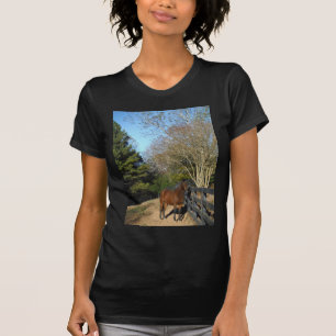 T-shirt Cavalo Marrom Contra uma Cerca