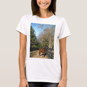 T-shirt Cavalo Marrom Contra uma Cerca