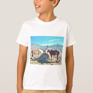 T-shirt Cavalos de esboço salvados que comem o feno