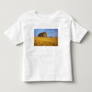 T-shirt Celeiro antigo rústico em campo de trigo maduro no