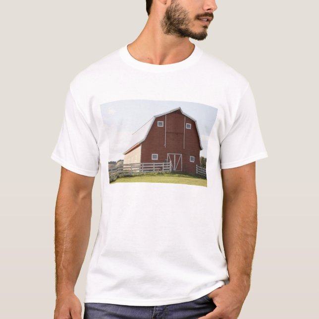T-shirt Celeiro na paisagem rural (Frente)