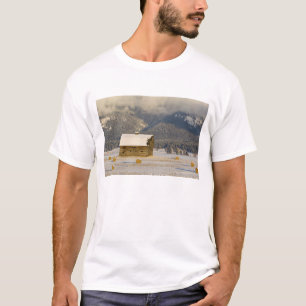 T-shirt Celeiro rústico e fardos de feno após uma neve fre