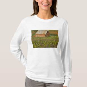 T-shirt Celeiro vermelho antigo na borda do vinhedo Zinfan
