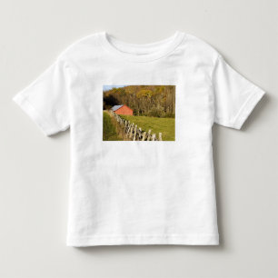 T-shirt Celeiro vermelho e fileira de cercas ao longo da B