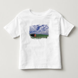 T-shirt Celeiro vermelho em campo de trigo e cevada em Whi