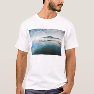 T-shirt Céu azul nebuloso que reflete no lago