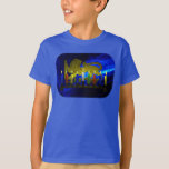 T-shirt Chanukkah Brass Lion Menorah<br><div class="desc">Apresenta uma reprodução digital em 3D de um latão,  menorah com o tema leão,  feita em Israel por volta de 1950,  sobre um fundo fractal azul. Mostrado com velas acesas.</div>