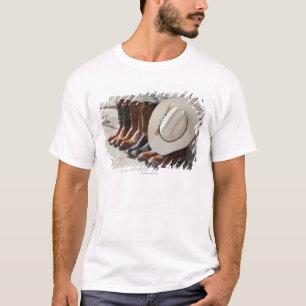 T-shirt Chapéu de vaqueiro na fileira de botas de vaqueir