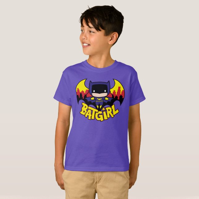 T-shirt Chibi Batgirl Com Skyline & Logo Gotham (Frente Completa)