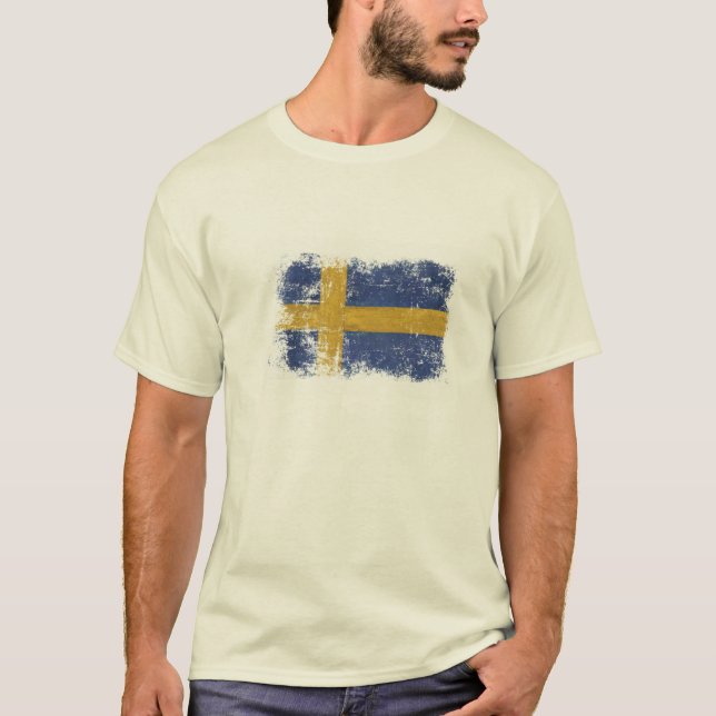 T-shirt com a bandeira sueco para fora vestida (Frente)