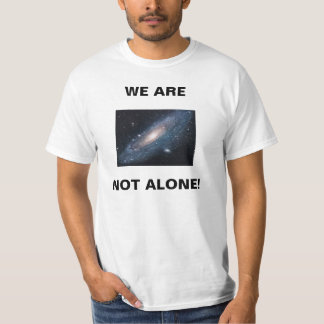 T-shirt com a imagem que mostra a galáxia com