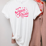 T-Shirt com Letras Cor-de-Rosa do Grupo<br><div class="desc">A camisa do grupo para a sua festa de solteira,  a design,  com a mensagem "Team Bride" em letras cor-de-rosa. Uma obrigação para os amigos da solteira.</div>