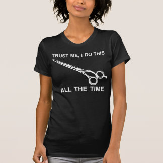 T-SHIRT CONFIE-ME COM SEU CORTE DE CABELO;)