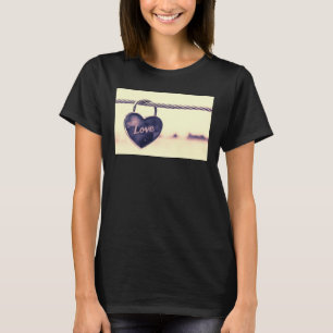 T-shirt Coração com Forma de Amor Cadeado Anexado a Corda