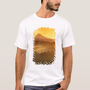 T-shirt Cores laranja do nascer do sol coloram a névoa no 