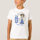 T-shirt Cowboy Roper 5 Birthday Personalizado<br><div class="desc">Este bonitinho moço de aniversário do 5º aniversário,  no oeste,  rola em azul girando uma corda. Grande número 5. Tem design de vaquinha em rosa. Para amante de cavalos ou fã de rodeio.</div>