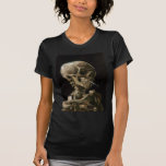 T-shirt Crânio com cigarro queimado Vincent van Gogh Art<br><div class="desc">Vincent van Gogh (neerlandês, 1853-1890) Skull of a Skeleton with Burning Cigarette, 1885-86, Oil on canvas Unframed: 32 cm × 24, 5 cm (13 pol. × 9, 6 pol.) Trabalhos preparatórios de Vincent van Gogh. Essa pequena pintura faz parte da coleção permanente do Museu Van Gogh, em Amsterdã. Foi pintado...</div>