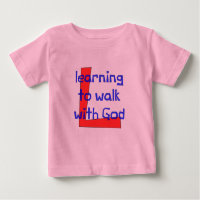 T-shirt cristão do bebê - aprendendo andar