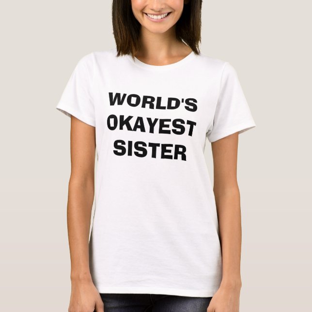 T-shirt da irmã do Okayest do mundo (Frente)