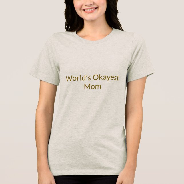 T-Shirt da Mãe Mais Okayest do Mundo (Frente)