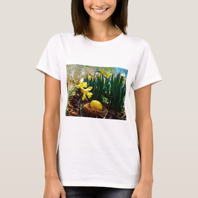 T-shirt Daffodils Amarelos e um ovo de Páscoa Amarelo (Frente)