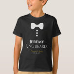 T-shirt de Casamento Branca de Brincadeiras do Ane<br><div class="desc">Estas t-shirts divertidas são desenhadas como favores ou presentes para portadores de alianças de casamento. A t-shirt é preta e apresenta uma imagem de uma gravata branca de arco e três botões. O texto diz Ring Bearer, e tem um lugar para digitar seu nome, assim como o nome do casal...</div>