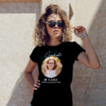 t-shirt de graduação personalizada 2014, branca e<br><div class="desc">Camisa de formando Graduação Classe de roupa de [ano] Dama de graduação formando Personalizado Camisa de graduação Formandos formando Segundo grau roupa da graduação Universidade t-shirt de Festa de formatura ano de vestimenta Comemorativa Parabéns t-shirt Cerimônia de graduação Boné de formatura e camisa de vestimenta Comentário roupa Acadêmico formando roupa...</div>