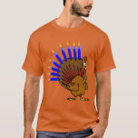 T-shirt de Menurkey Menorah Turquia<br><div class="desc">Comemore Thanksgivukkah 2013 com este t-shirt clássico do menurkey! Caracterizando um peru engraçado dos desenhos animados com um menorah para uma cauda. Uma acção de graças de Hanukkah não ocorrerá por outros 77.000 anos! Agarre assim esta grande lembrança para esta uma vez que-em-um-vida-celebração. *Makes um grande presente para Hanukkah E...</div>