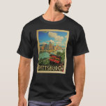 T-shirt de Viagens vintage de Pittsburgh<br><div class="desc">Camiseta de Pittsburgh com a Linha Duquesne e a cidade de Pittsburgh com ponte e rio abaixo. Obrigados para a foto de Hannaford como base: https://flic.kr/p/6RNLhF Este legal Vintage Pittsburgh Pensilvânia faz um presente de excelente!</div>