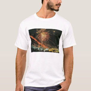 T-shirt Desfile com archotes e fogos de artifício durante